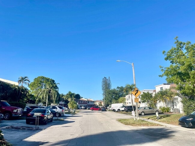332 Sunshine Dr in Coconut Creek, FL - Building Photo - Building Photo