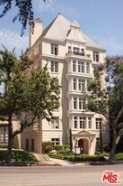 1360 N Crescent Heights Blvd in West Hollywood, CA - Building Photo
