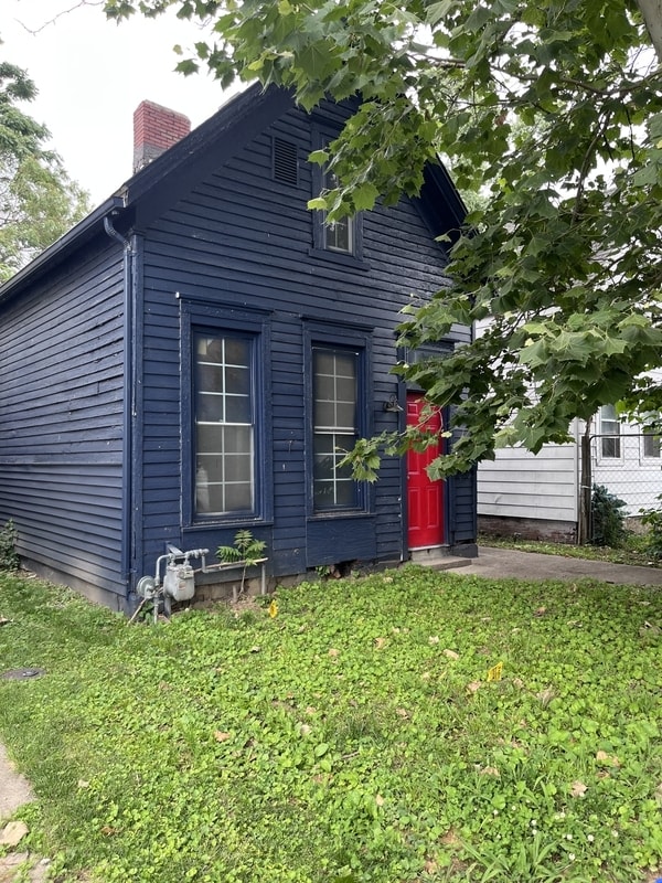 property at 1113 W Delaware St