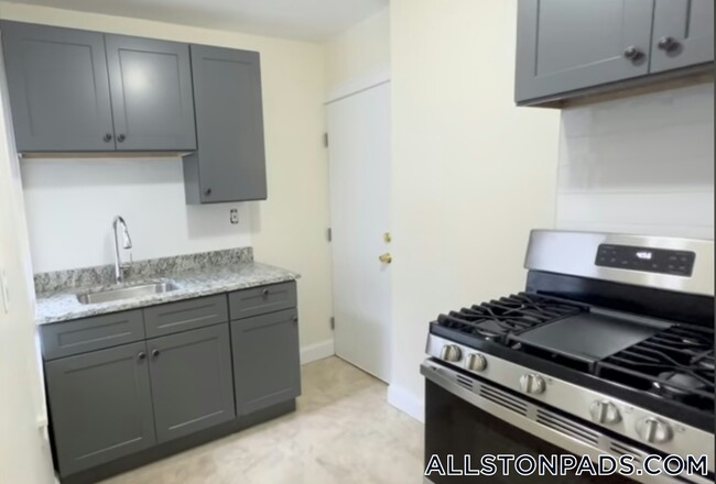 248 Kelton St, Unit 4
