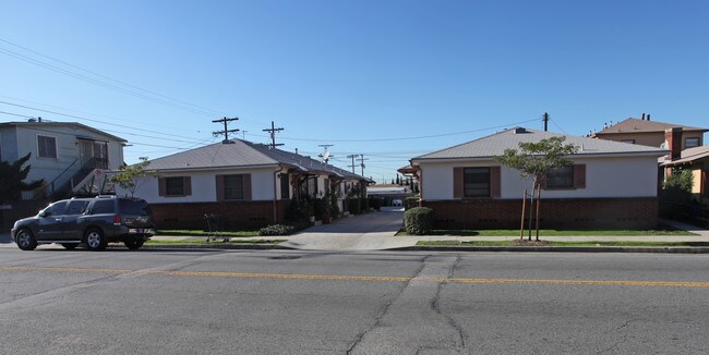 317-327 N Avenue 64 in Los Angeles, CA - Foto de edificio - Building Photo