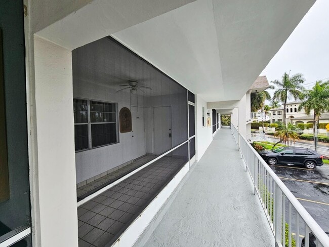 501 Blue Heron Dr in Hallandale Beach, FL - Foto de edificio - Building Photo