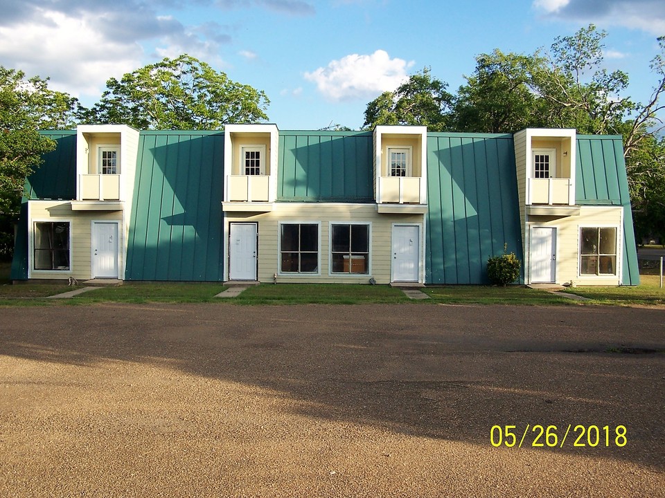 320 N Mehnert St in Yorktown, TX - Building Photo