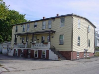 75 Andrews Ave in West Warwick, RI - Foto de edificio