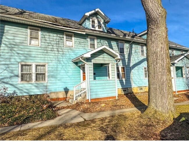 property at 7 Edgeland St