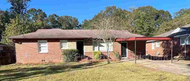 property at 2829 Hawthorne Dr