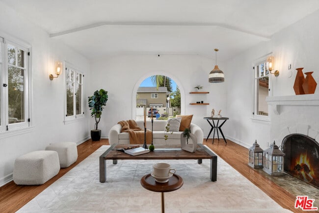 10615 Esther Ave in Los Angeles, CA - Foto de edificio - Building Photo