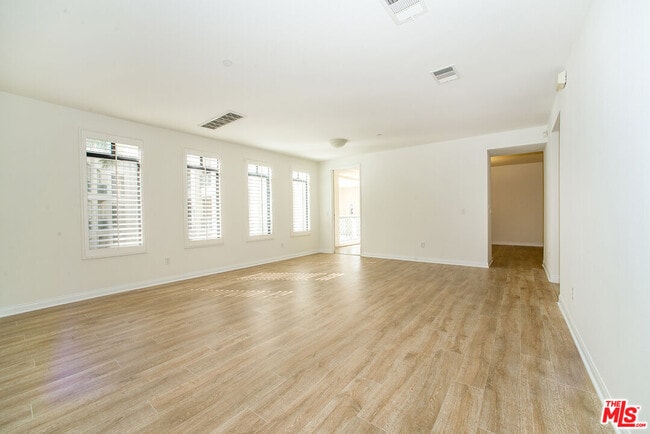 5625 Crescent Park W in Los Angeles, CA - Building Photo - Building Photo