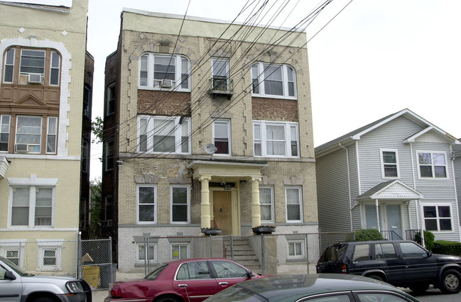 142 Bostwick Ave in Jersey City, NJ - Building Photo - Building Photo