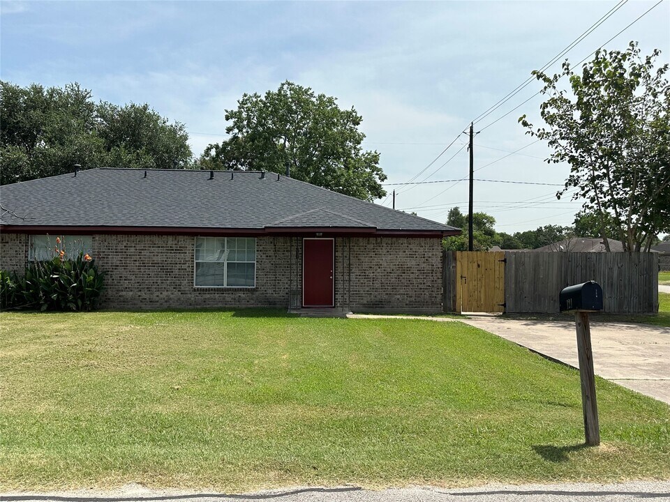 121 BROWNELL in La Porte, TX - Building Photo