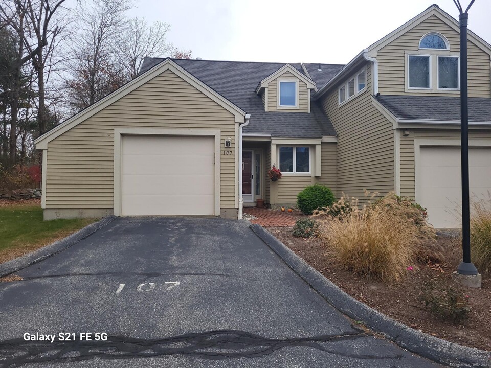 107 Courtyard Ln in Mansfield, CT - Building Photo