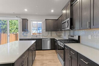 18823 111th Ave E in Puyallup, WA - Foto de edificio - Building Photo