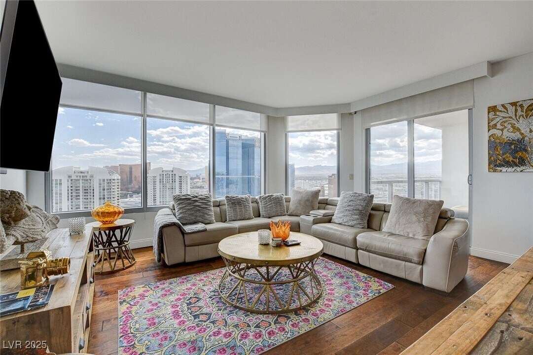 222 Karen Ave in Las Vegas, NV - Foto de edificio