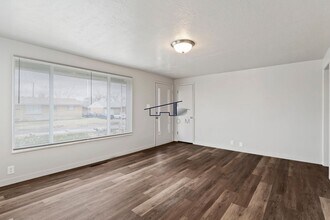 138 Lynnwood Dr in Clearfield, UT - Foto de edificio - Building Photo