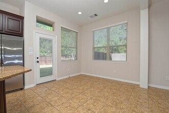 38 Cheswood Manor Drive in The Woodlands, TX - Foto de edificio - Building Photo