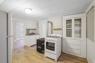 10 1/2 Ellsworth St in Worcester, MA - Building Photo - Building Photo