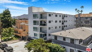 10918 Camarillo St in Los Angeles, CA - Building Photo - Building Photo