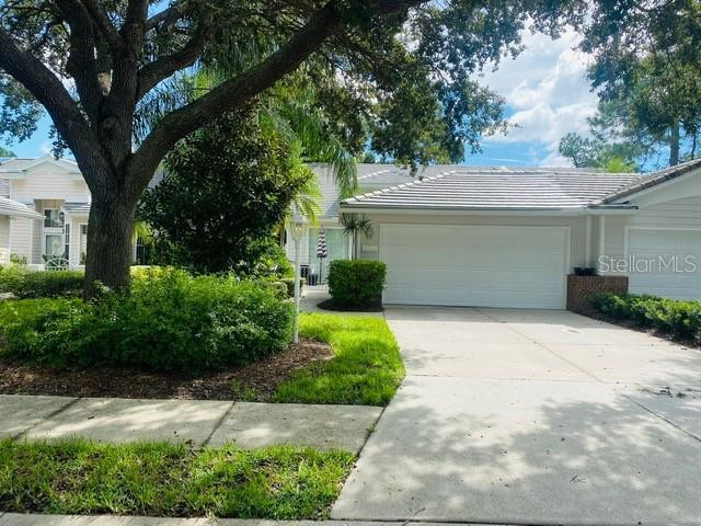 7711 Whitebridge Glen in University Park, FL - Foto de edificio