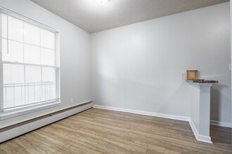 Chateau Royale Apartments in Louisville, KY - Foto de edificio - Interior Photo
