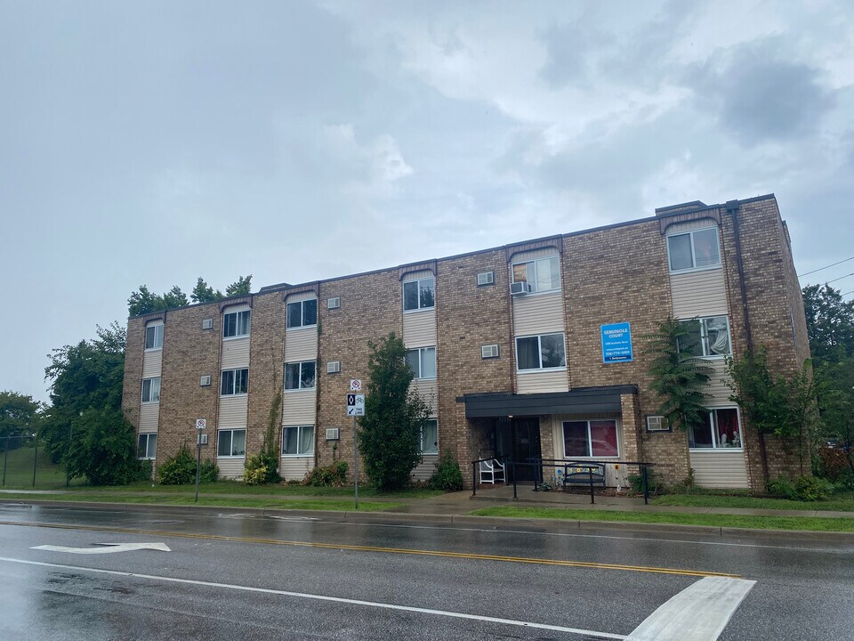 Seminole Court Apartments in Windsor, ON - Building Photo