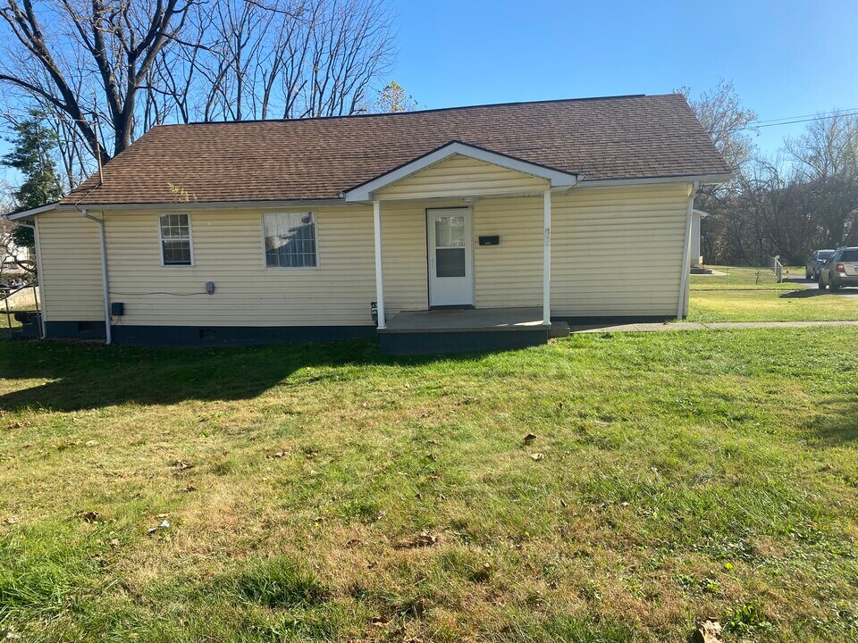 104 1st St in Dunbar, WV - Building Photo