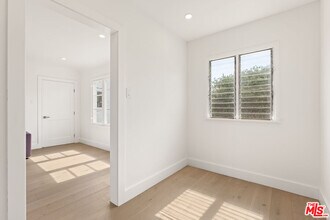 8210 Clinton St in Los Angeles, CA - Building Photo - Building Photo