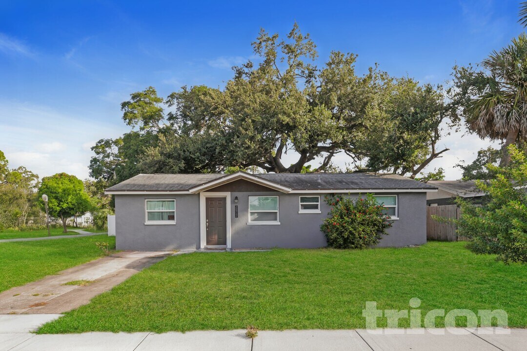 5285 86th Ave in Pinellas Park, FL - Foto de edificio