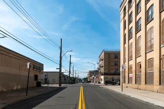 490 Morgan Ave in Brooklyn, NY - Foto de edificio - Building Photo