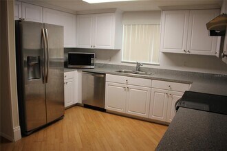 10241 Regency Park Blvd in Port Richey, FL - Foto de edificio - Building Photo