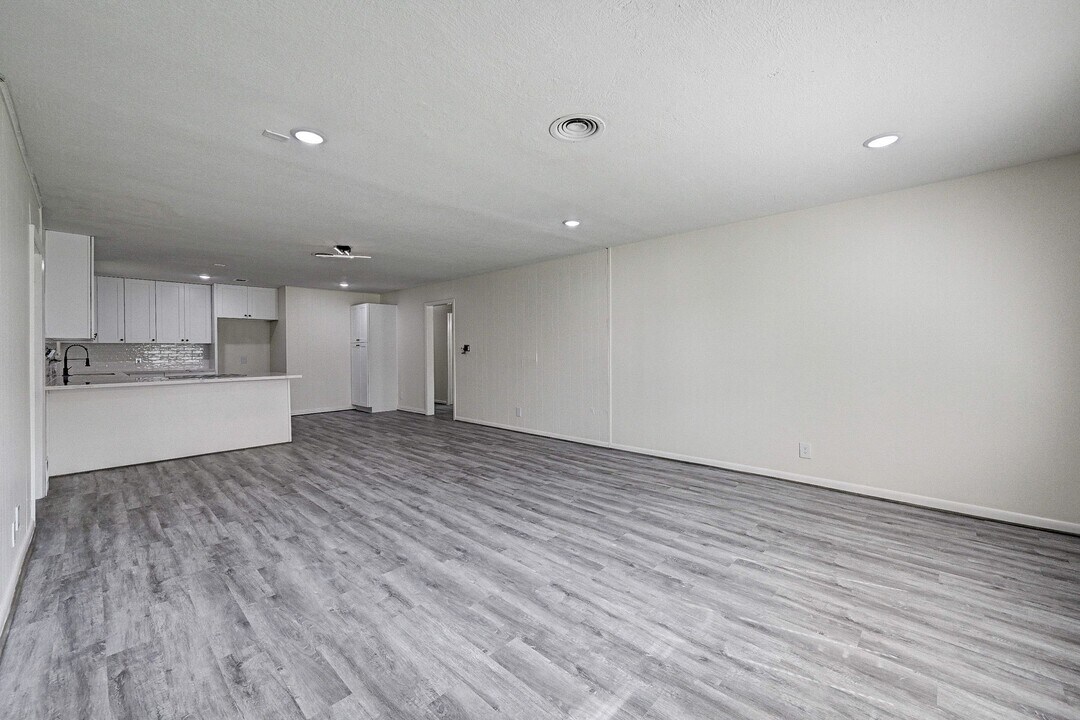 6027 Ledbetter St in Houston, TX - Building Photo