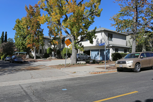 1381 Eagle Vista Dr in Los Angeles, CA - Building Photo - Building Photo