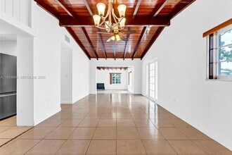 361 SE 6th Ave in Hialeah, FL - Foto de edificio - Building Photo