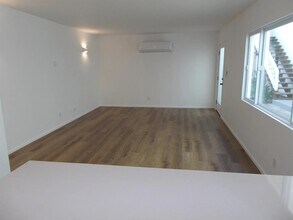 925 W Balboa Blvd in Newport Beach, CA - Building Photo - Building Photo