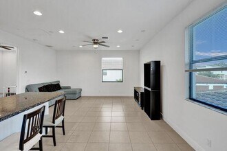 8011 Hobbes Wy in Palm Beach Gardens, FL - Foto de edificio - Building Photo