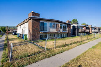 1903 Bowness Rd NW in Calgary, AB - Building Photo - Building Photo