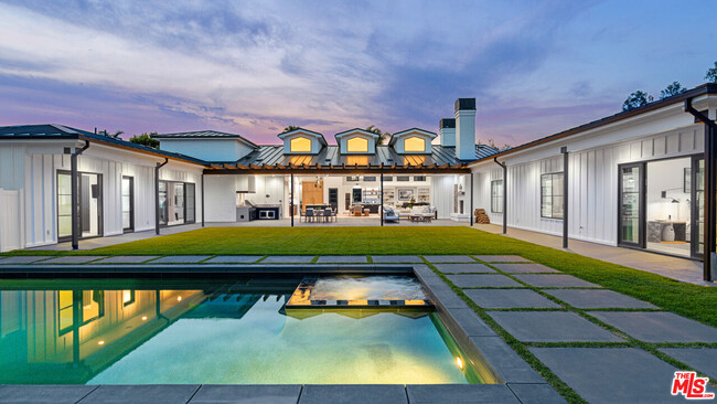 6530 Zuma View Pl in Malibu, CA - Building Photo - Building Photo