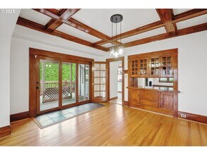 8921 SE Washington St in Portland, OR - Foto de edificio - Building Photo