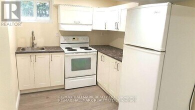 9884 Bayview Ave in Richmond Hill, ON - Building Photo - Building Photo