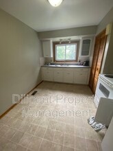 927 Ellesmere Ave in Peterborough, ON - Building Photo - Building Photo