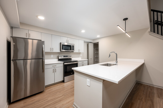 Canal Overlook Apartments in Indianapolis, IN - Building Photo - Interior Photo