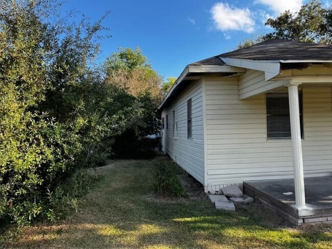 1648 W Rev Dr Ransom Howard St in Port Arthur, TX - Foto de edificio - Building Photo