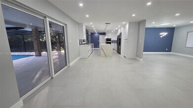 10540 SW 125th St in Miami, FL - Building Photo - Building Photo