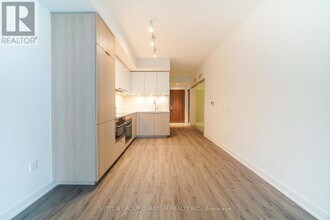 15 Queens Quay E in Toronto, ON - Building Photo - Building Photo