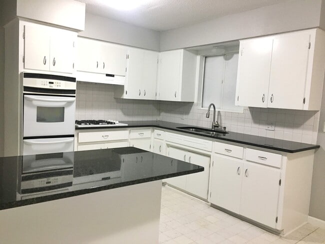 902 S 10th St in Rogers, AR - Building Photo - Building Photo