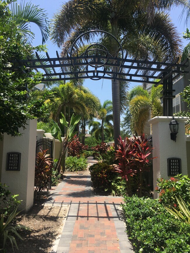 1429 Harbour Walk Rd in Tampa, FL - Building Photo - Building Photo