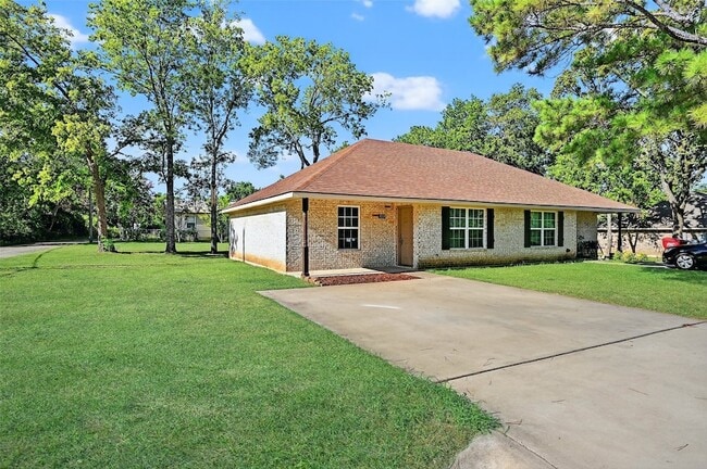 712 Seven Oaks Rd in Bonham, TX - Foto de edificio - Building Photo