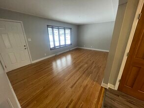 4875 Burgis Ave SE in Kentwood, MI - Foto de edificio - Building Photo