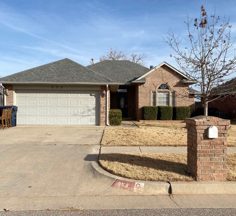858 Patco Spur Ave in Yukon, OK - Building Photo