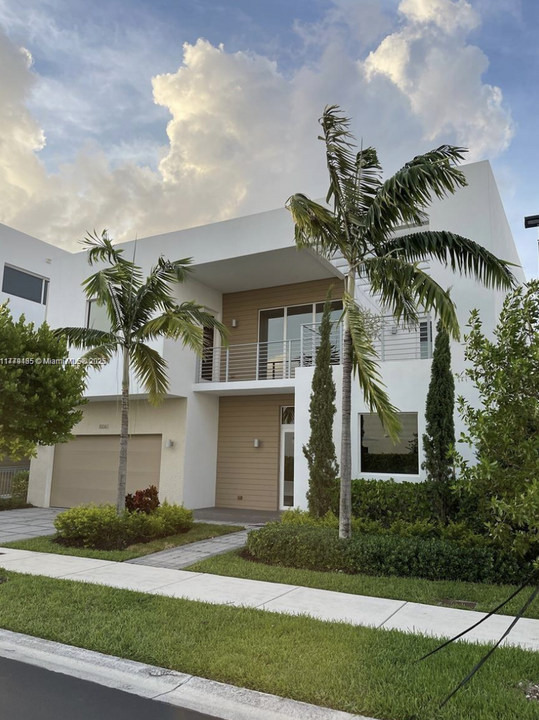 10061 NW 75th St in Doral, FL - Foto de edificio