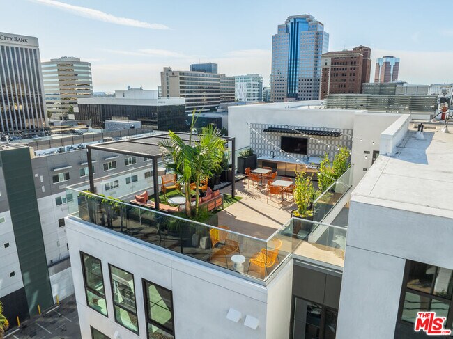 250 E Broadway in Long Beach, CA - Building Photo - Building Photo